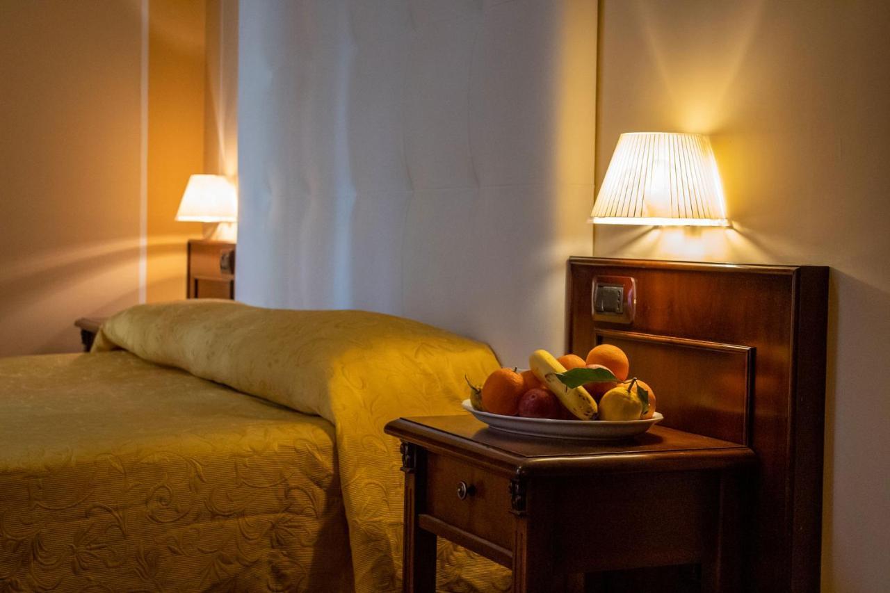 Le Stanze Del Vicere Boutique Hotel Napoli Ngoại thất bức ảnh